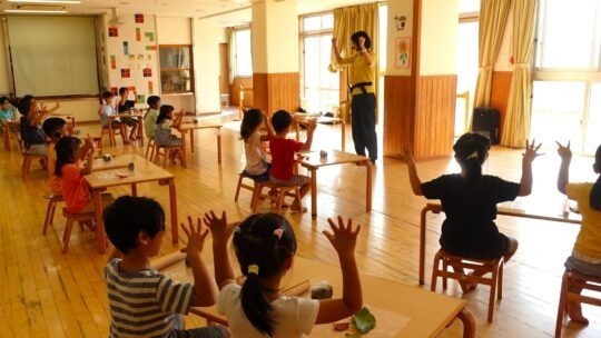 葉っぱのお皿をつくろう