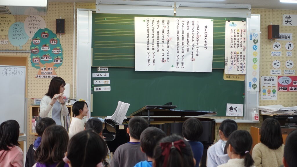 学校でフルートとピアノのコンサート