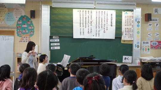 学校でフルートとピアノのコンサート