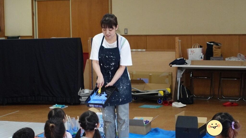 色を重ねてコロコロ…ローラーとハケでのびのび絵の具あそび！