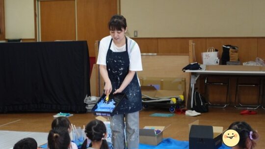 色を重ねてコロコロ…ローラーとハケでのびのび絵の具あそび！