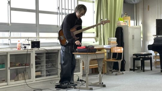 きくこと/ならすこと